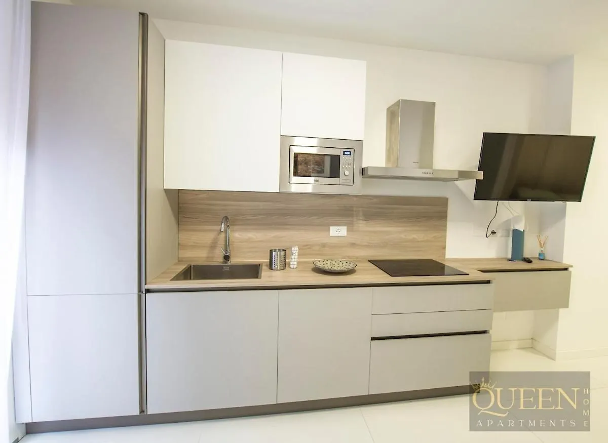 Queen Home Martinne For Long Rent ボローニャ 0*,  イタリア